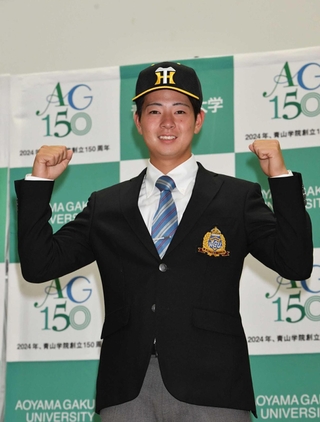 阪神から１位指名を受け、笑顔を見せる青山学院大の下村海翔投手＝２６日午後、東京都渋谷区（撮影・佐々木彰尚）