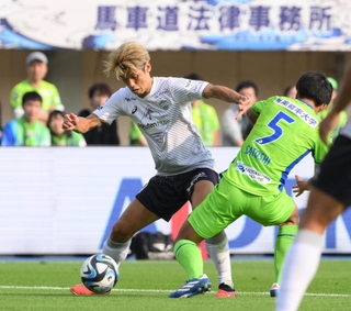 湘南-神戸　前半、競り合う神戸・大迫（撮影・堀内　翔）