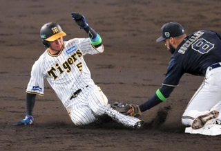 ３回裏阪神１死一塁、盗塁に失敗した近本＝甲子園（撮影・風斗雅博）