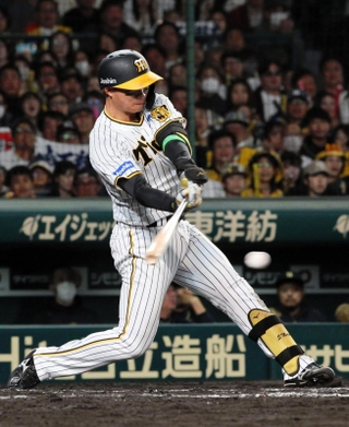 ７回阪神２死二、三塁、森下が右前に２点タイムリーを放つ＝甲子園球場（撮影・山崎　竜）