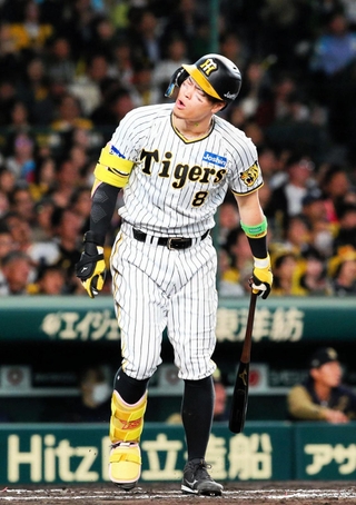 ６回阪神１死一塁、中飛に倒れ悔しがる阪神の佐藤＝甲子園（撮影・山崎　竜）