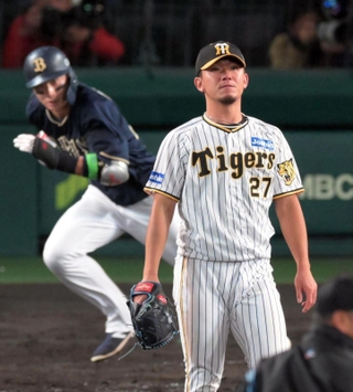 ５回表オリックス無死一、三塁、広岡（奥）の内野ゴロの間に三走紅林が生還。勝ち越しを許した阪神・伊藤将＝３１日夜、西宮市の甲子園球場（撮影・風斗雅博）