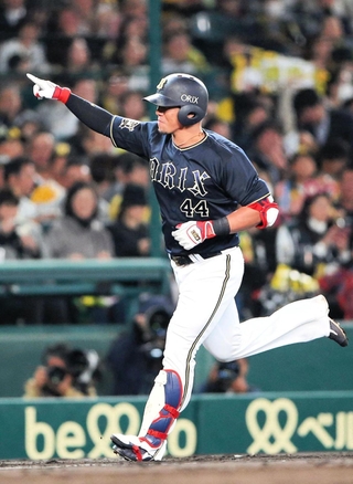 ４回オリックス２死、中越えに同点ソロを放った頓宮（撮影・山崎　竜）