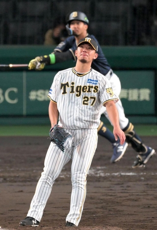 ５回表オリックス２死一、二塁、宗（奥）に適時二塁打を浴びる阪神・伊藤将＝甲子園（撮影・風斗雅博）