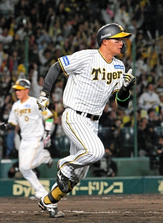 ７回阪神２死二、三塁、森下が右前に２点タイムリーを放つ＝甲子園球場（撮影・山崎　竜）