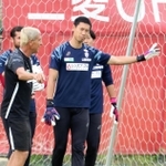 サッカー日本代表に選出された神戸のＧＫ前川（中央）。練習で動きを確認する
