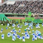 特別国民体育大会「燃ゆる感動かごしま国体」の開会式の式典前演技で披露された鹿児島の自然をイメージした踊り＝７日午後、鹿児島市与次郎２（撮影・斎藤雅志）