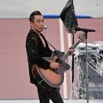 開会式で選手を激励した鹿児島県出身の歌手・長渕剛さん＝７日午後、鹿児島市与次郎２、白波スタジアム（撮影・斎藤雅志）