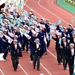 総合開会式で入場行進する兵庫県選手団＝７日午後（撮影・斎藤雅志）