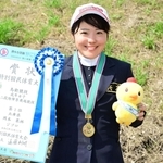 成年女子二段階障害飛越＝で優勝した兵庫の岡本果林＝１１日、鹿児島県霧島市牧園町高千穂、霧島市牧園特設馬術競技場（撮影・斎藤雅志）