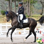 馬術の成年男子馬場馬術で優勝した兵庫の稗田龍馬＝霧島市牧園特設競技場（撮影・斎藤雅志）