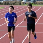 ＭＧＣに向け練習に汗を流す（右から）住友電工の村本一樹と中村祐紀＝伊丹市瑞ケ丘２、住友総合グラウンド（撮影・風斗雅博）