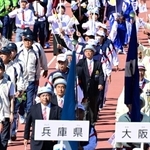 閉会式で行進する兵庫県選手団の役員ら＝白波スタジアム（撮影・斎藤雅志）