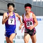 陸上少年男子Ｂ３０００メートルで２位となった兵庫の新妻遼己（右）。左は優勝した福島の増子陽太（撮影・斎藤雅志）