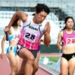 兵庫の３走井谷陽菜（右）からバトンを受け取った４走安藤礁吾（撮影・斎藤雅志）