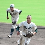 報徳の二遊間を守るショート橋本（手前）とセカンド山岡の１年生コンビ＝姫路市ウインク