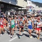 昨年の県高校駅伝で一斉にスタートする男子の選手たち＝丹波篠山市内