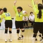 決勝・川西Ｐｕｒｅｓ-川西東和クラブ　優勝が決まり、喜ぶ丸山（１０）ら川西Ｐｕｒｅｓの選手たち