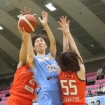 姫路-アランマーレ　第３クオーター、相手のブロックに屈せず攻め込む姫路の須永（２０）