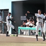 大久保-八鹿青渓・関宮学園　７回表大久保１死２塁、増田惺の右越え三塁打で梶原（３）が生還し、喜ぶベンチ