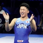レスリング世界選手権で３位となり、パリ五輪行きを決めた日下尚。決定戦を制した直後、感情があふれる＝９月２２日、セルビア・ベオグラード（日本レスリング協会ホームページより）