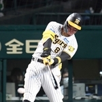 セ・リーグＣＳファイナルステージ　阪神－広島　６回阪神２死、勝ち越しにつながる中前打を放つ阪神・佐藤輝明選手＝甲子園球場（撮影・中田匡峻）