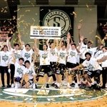 西地区で優勝を決め、喜ぶ西宮の選手たち（撮影・大山伸一郎）