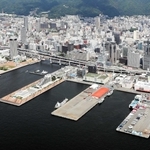 アリーナが建設されることになった新港第２突堤（右から２番目の突堤）＝２０２０年８月、神戸市中央区