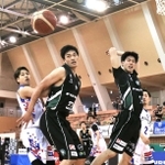 西宮－茨城　第３クオーター、果敢にリバウンドに挑む西宮の劉（手前左）と福田（同右）＝撮影・長嶺麻子