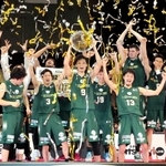 Ｂ２初代王者となり、歓喜に沸く西宮の選手たち