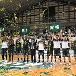 Ｂ１昇格を決め、観客と喜び合う西宮ストークスの選手ら＝１２日夜、西宮市立中央体育館（撮影・中西大二）