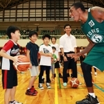 地元の子どもたちとの交流を楽しむＮＢＡ（米プロバスケットボール協会）の元選手、ラリー・オーウェンス＝西宮市河原町、市立中央体育館