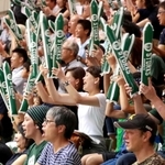 西宮ストークスの地元開幕戦。約１５００人の「ブースター（ファン）」の熱気と大声援が会場を包み込んだ＝西宮市河原町、市立中央体育館
