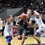 第１クオーター、ゴール前で華麗なプレーを見せる神戸ストークスの選手たち＝２５日夜、神戸市中央区港島中町６、ワールド記念ホール（撮影・三津山朋彦）