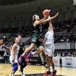 第１クオーター、ゴール前で華麗なプレーを見せる神戸ストークス選手たち＝２５日夜、神戸市中央区港島中町６、ワールド記念ホール（撮影・三津山朋彦）