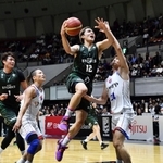 ホームの観客を前に、華麗なプレーを見せる神戸ストークスの選手ら＝２５日夜、神戸市中央区港島中町６、ワールド記念ホール（撮影・三津山朋彦）