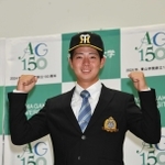 阪神から１位指名を受け、笑顔を見せる青山学院大の下村海翔投手＝２６日午後、東京都渋谷区（撮影・佐々木彰尚）