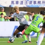 湘南-神戸　前半、競り合う神戸・大迫（撮影・堀内　翔）