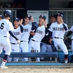 耐久-社　３回裏、追加点を奪い、尾崎（６）を出迎える社ナイン＝大阪シティ信用金庫スタジアム（撮影・笠原次郎）
