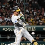 ７回阪神２死二、三塁、森下が右前に２点タイムリーを放つ＝甲子園球場（撮影・山崎　竜）