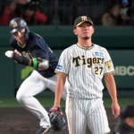 ５回表オリックス無死一、三塁、広岡（奥）の内野ゴロの間に三走紅林が生還。勝ち越しを許した阪神・伊藤将＝３１日夜、西宮市の甲子園球場（撮影・風斗雅博）