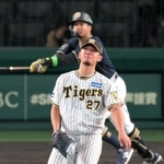 ５回表オリックス２死一、二塁、宗（奥）に適時二塁打を浴びる阪神・伊藤将＝甲子園（撮影・風斗雅博）