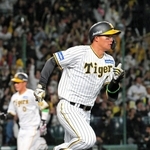 ７回阪神２死二、三塁、森下が右前に２点タイムリーを放つ＝甲子園球場（撮影・山崎　竜）