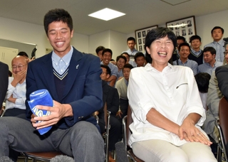 ドラフト会議で阪神から３位指名を受け、笑顔を見せる才木浩人投手（左）と母久子さん＝２０１６年１０月２０日、神戸市須磨区の須磨翔風高校