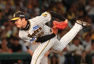 リーグ優勝を決めた巨人戦に先発し、力投する阪神の才木浩人投手＝９月１４日、西宮市の甲子園球場