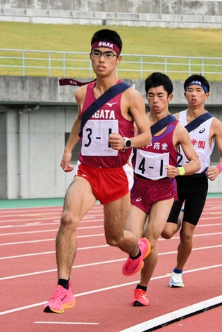 長田のエース磯部煌太郎（手前）は１年時から１区を担ってきた＝三木総合防災公園