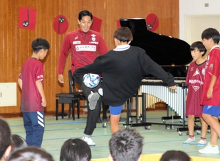 明親小の６年生とリフティングする神戸のＦＷ武藤嘉紀＝神戸市兵庫区須佐野通４の同校