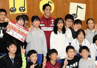 明親小の６年生と記念写真に納まる神戸のＦＷ武藤嘉紀＝神戸市兵庫区須佐野通４の同校