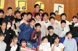 明親小の６年生と記念写真に納まる神戸のＦＷ武藤嘉紀＝神戸市兵庫区須佐野通４の同校