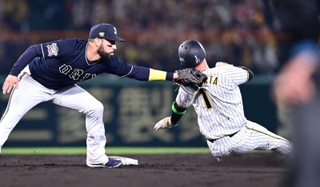 阪神-オリックス　１回阪神１死一、三塁　大山の三振後、二塁を狙った森下にタッチするオリックス・ゴンザレス＝甲子園（撮影・中西幸大）